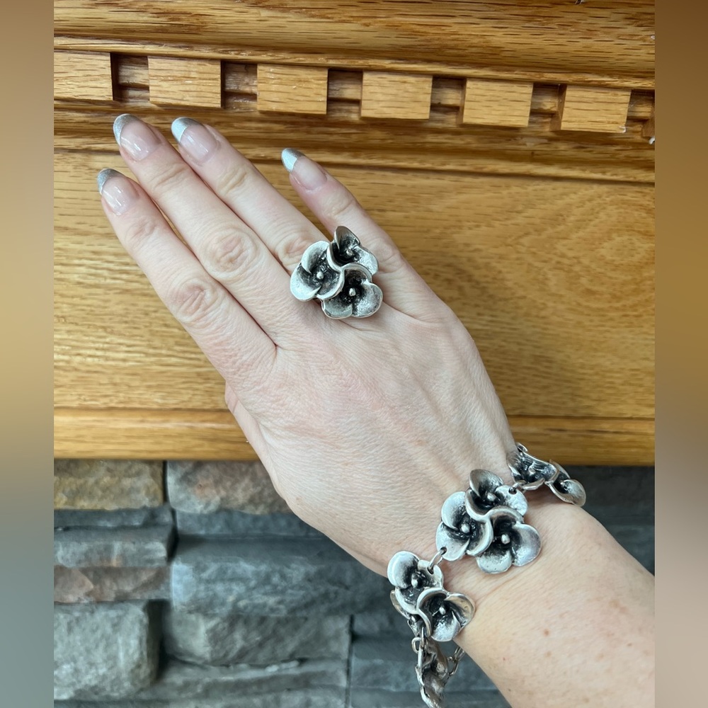 Beautiful Silver Tone Flower Earring, Necklace and Ring Set
